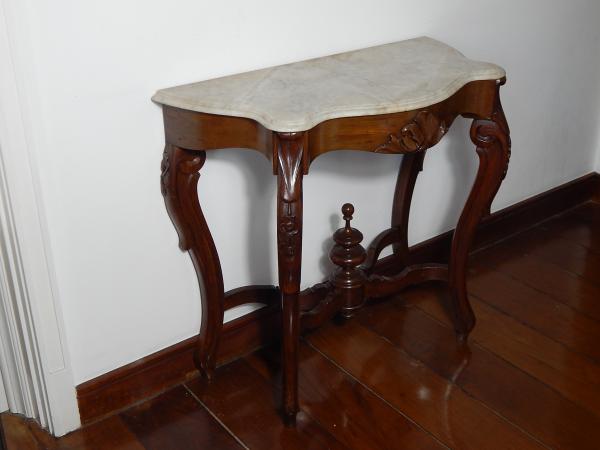 Console de madeira, quatro pés com amarração em X, cont