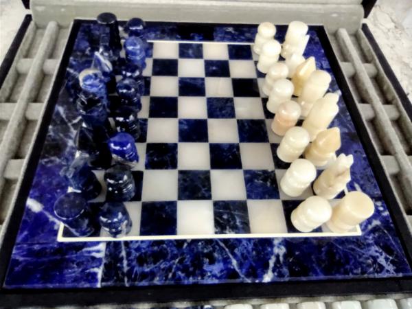 jogo de xadrez em mármore azul e branco, com peças entalhadas nos mesmos  materiais , tabuleiro medin - Catálogo das Artes
