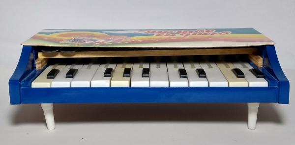 Antigo piano infantil em madeira, feito artesanalmente