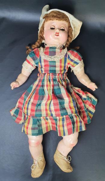 Antiga boneca na caixa lacrada com roupas típicas feito