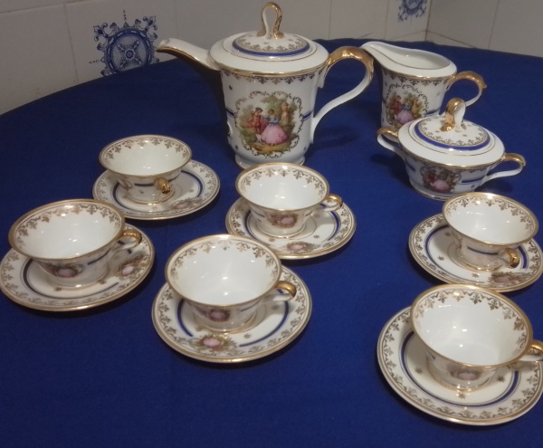 Antigo jogo para bolo em PORCELANA MAUÁ com decoração