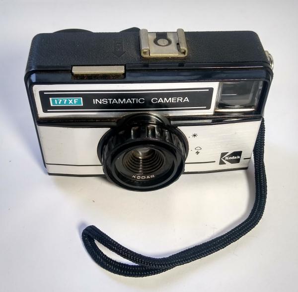 フィルムカメラ Kodak Instamatic camera 177x Kodak Instamatic 177X Camera; Kodak Ltd; 1976; 2008.217 | eHive