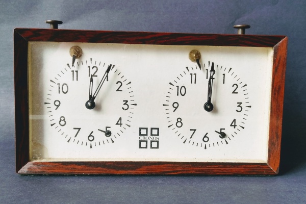 Antigo e Raro Relógio De Marcar Tempo No Xadrez - CRONOS - Funcionando à  corda