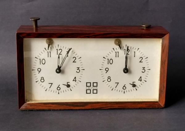 Antigo e Raro Relógio De Marcar Tempo No Xadrez - CRONOS - Funcionando à  corda