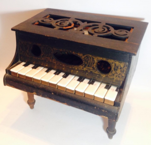 Antigo piano infantil em madeira, feito artesanalmente