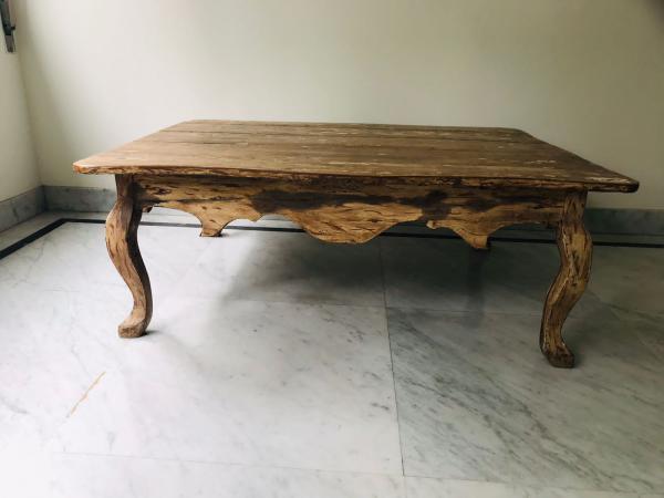 Antiga mesa de centro em madeira nobre com magnífico ta