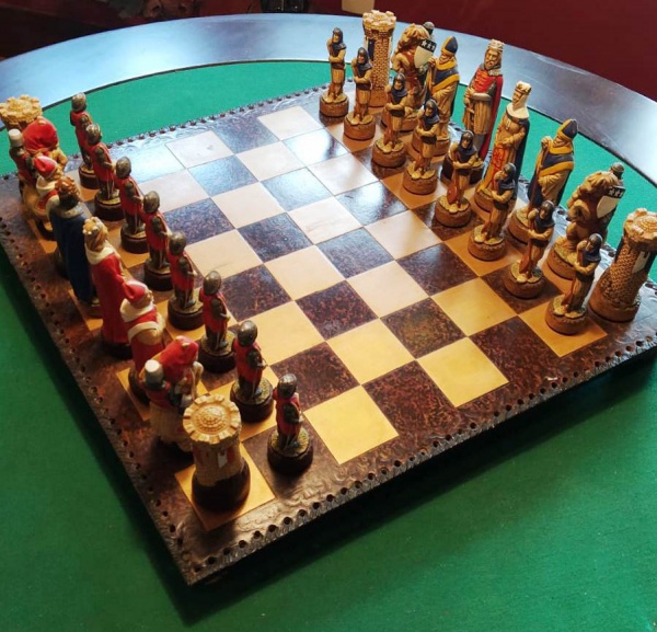 Closeup atirou em um jogo de tabuleiro de estratégia medieval popular xadrez  um tabuleiro de xadrez muito antigo e resistido