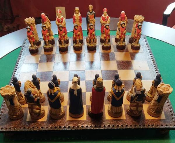 Jogo De Xadrez Medieval Tabuleiro E Peças Em Resina Completo