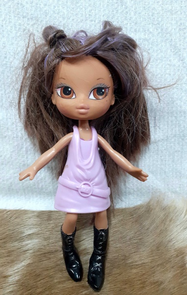 Usando maquiagem, a galera está se transformando em bonecas Bratz