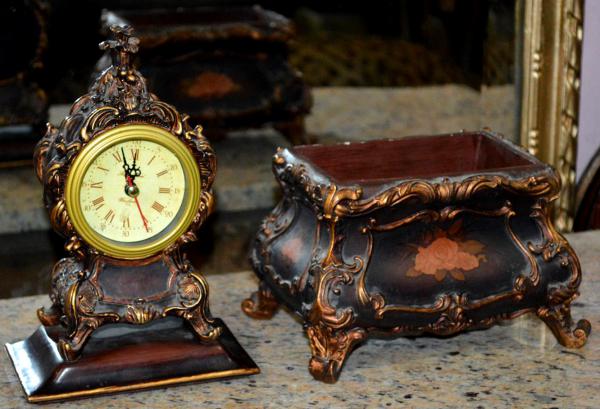 Relógio de mesa no estilo antigo confeccionado em resina na textura de
