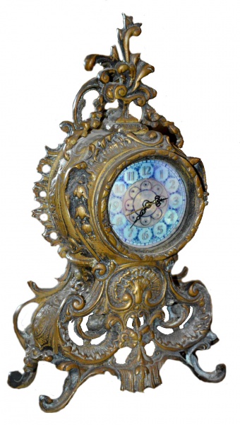 Antigo relógio de mesa confeccionado em bronze, com decoração em arabescos