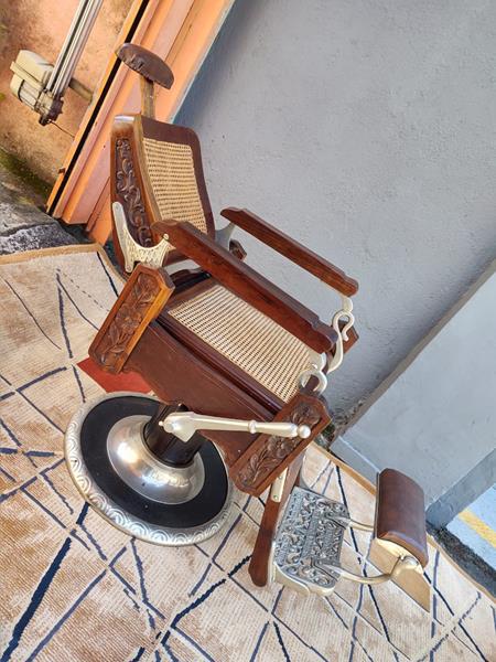 Cadeira de Barbearia Antiga de Madeira e Ferro Fundido