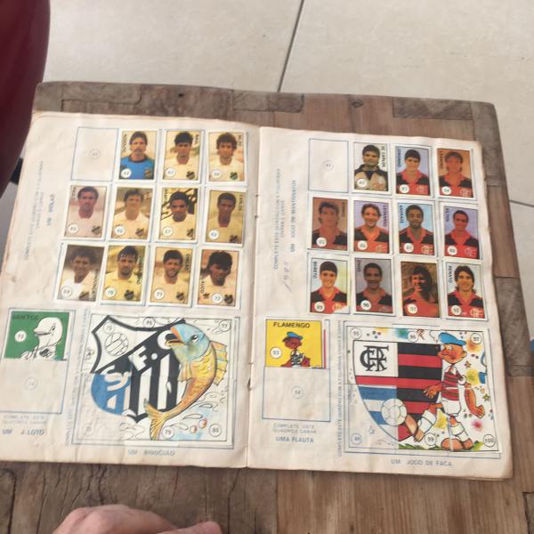 BONITO ALBUM DE FIGURINHAS OLÉ NA COPA . TRÁS JOGADORES DE FUTEBOL