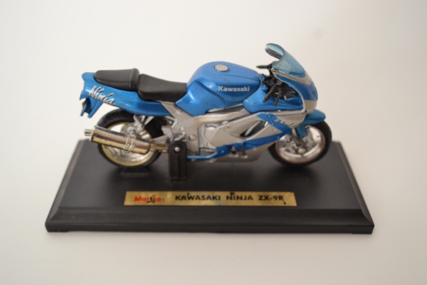 BRINQUEDO. MINIATURA DE MOTO KAWASAKI NINJA ZX-9R. NA C