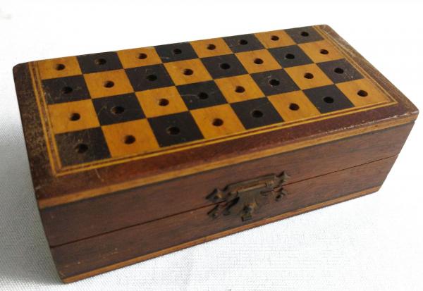 Antigo xadrez de viagem produzido em madeira, tabuleiro