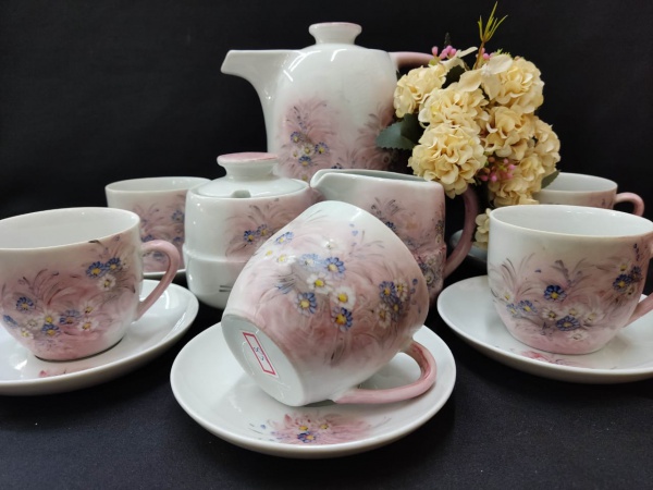 Lindo jogo de chá em porcelana com tema floral na tonalidade rosa