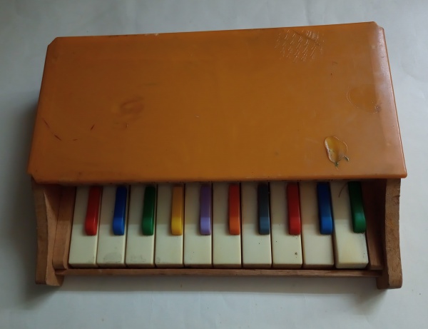Piano infantil de madeira 