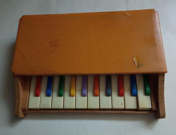 Miniatura de piano infantil com estrutura de madeira e