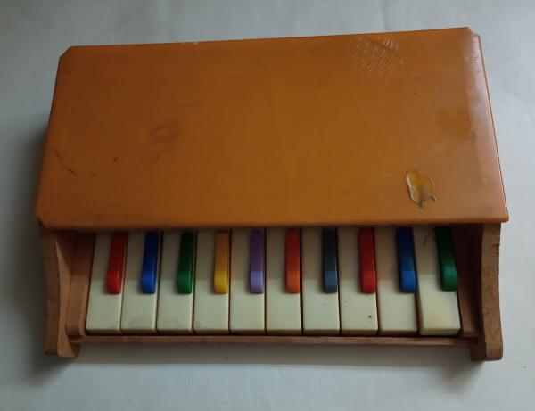 RETIRADA SOMENTE NO LOCAL. ANTIGO PIANO INFANTIL - Marca: Giese