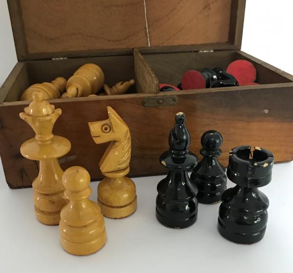 COLECIONISMO - Antigo jogo de peças para xadrez em meta