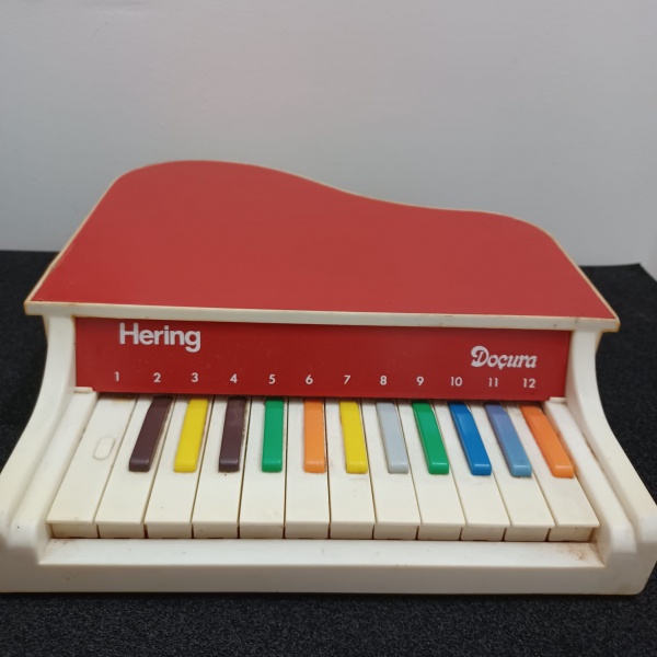 Piano infantil da Hering Doçura, funcionando e em ótimo estado. Medindo