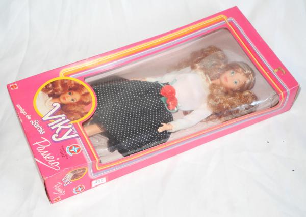 BONECA BARBIE DÁ PRESENTE PARA SUA AMIGA 