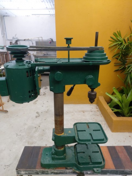 Antiga Furadeira De Bancada Em Ferro, Anos 40. Toda Em