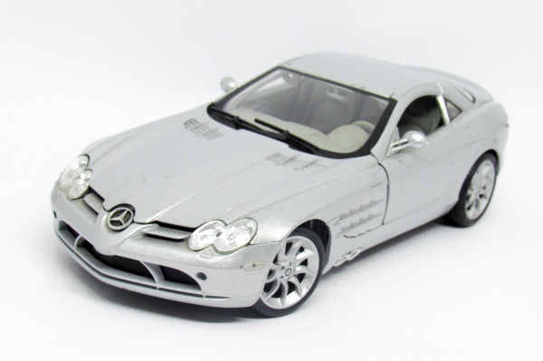 Miniatura Mercedes-Benz SLR McLaren escala 1/18 - Mais