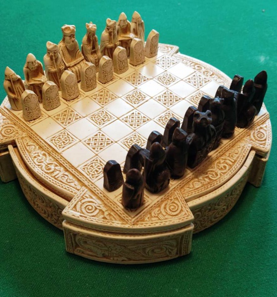 Jogo De Xadrez Medieval Tabuleiro E Peças Em Resina Completo