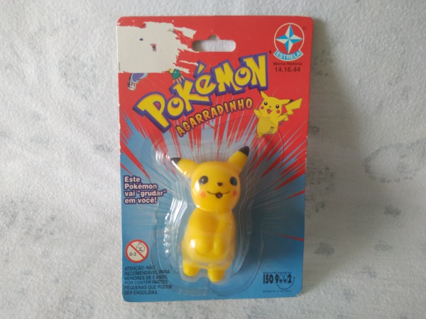 POKEMON PIKACHU AGARRADINHO EM VINIL, BRINQUEDO LACRADO