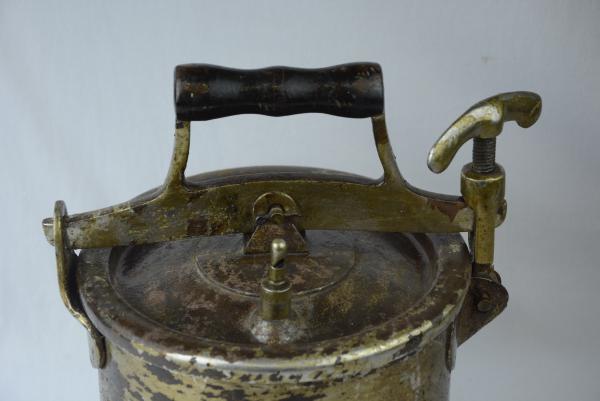Antiga panela de pressão em ferro, com pega em madeira -med Antiga panela de pressão em ferro, com pega em madeira -med