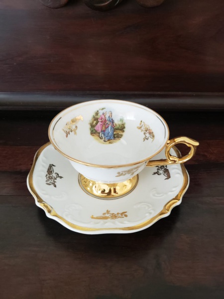 Antigo Jogo de chá de porcelana Real com detalhes em ou