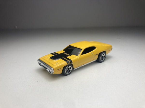 1971 Plymouth GTX Amarelo Hot Wheels Escala 1/64 em met