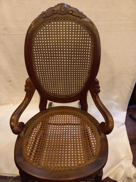Antiga e rara cadeira de barbeiro executada em madeira. Brasil, Séc.  XVIII/XIX.