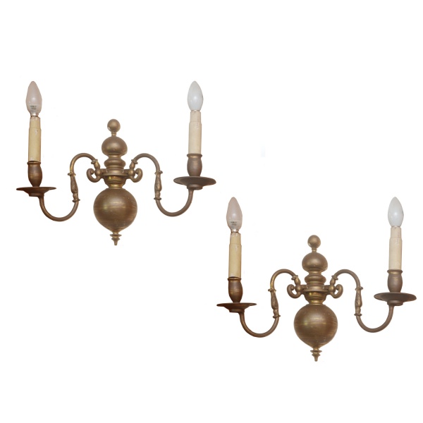 Antiga luminária em estilo inglês, base em metal dourad