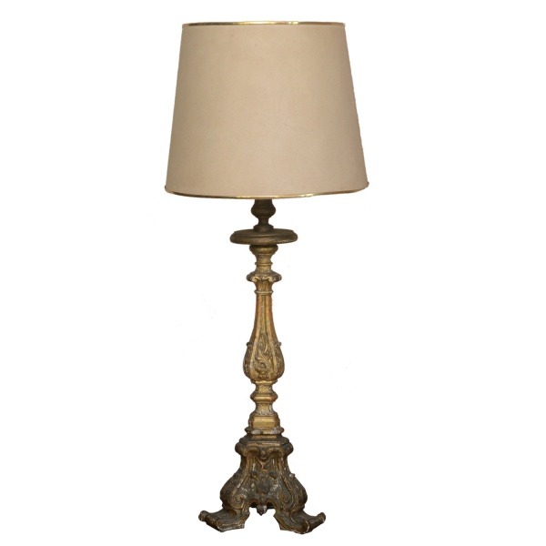 Antiga luminária em estilo inglês, base em metal dourad