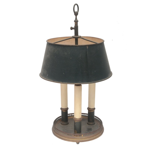 Antiga luminária em estilo inglês, base em metal dourad