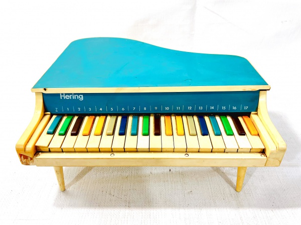 Piano Infantil em Madeira da Hering. Emite Som, porém n