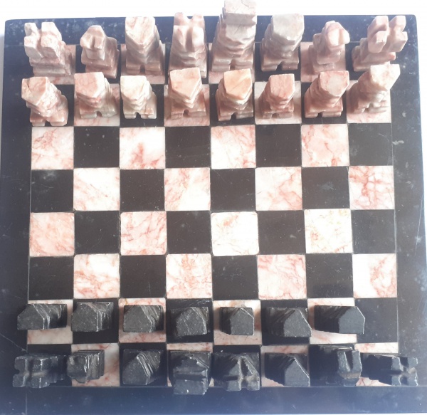 Belo Tabuleiro e Peçãs de Xadrez em Mármore, com Aproxi