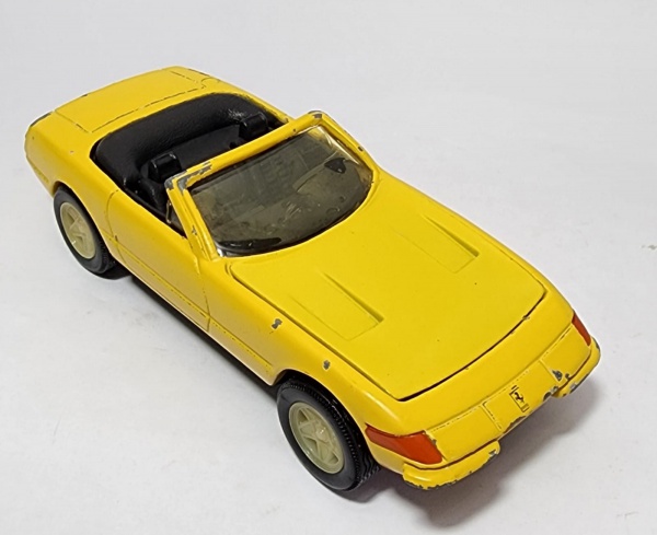 Miniatura - Miniatura Ferrari 1969 365 GtS4 em metal