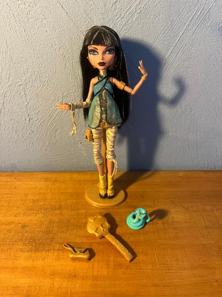 Coleção Monster High, boneca Cleo de Nile com todos os acessórios
