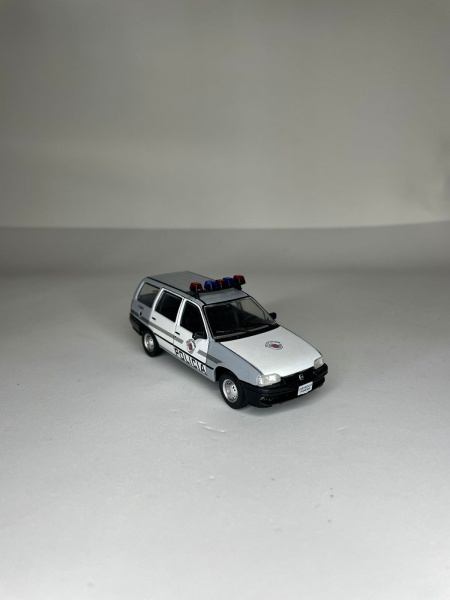 Carro de polícia a escala 1:43 (vários modelos)