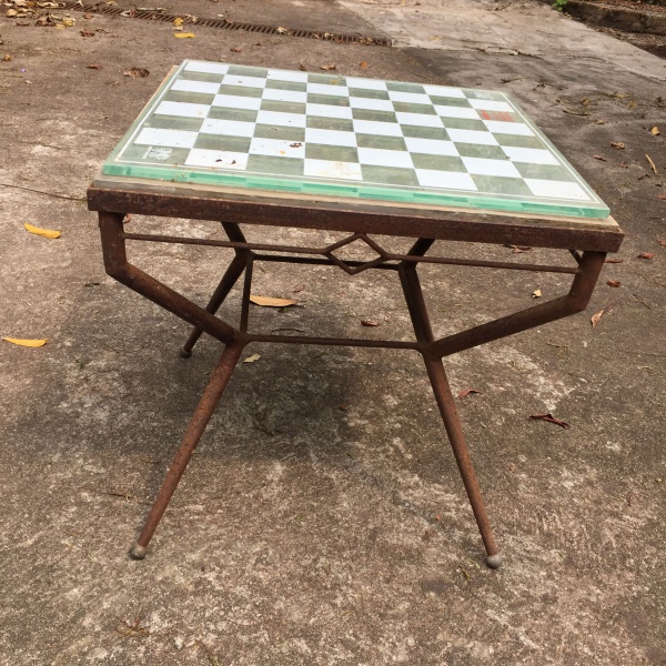 Mesa de jogo da década de 50 em madeira marchetada, tam