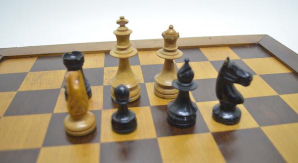 Antigo jogo de xadrez em madeira nobre com tabuleiro em