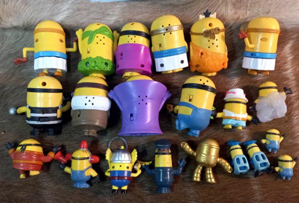 MINIONS-COLEÇÃO COM 21 PEÇAS, medidas de 2 a 8cm, bem conservados.