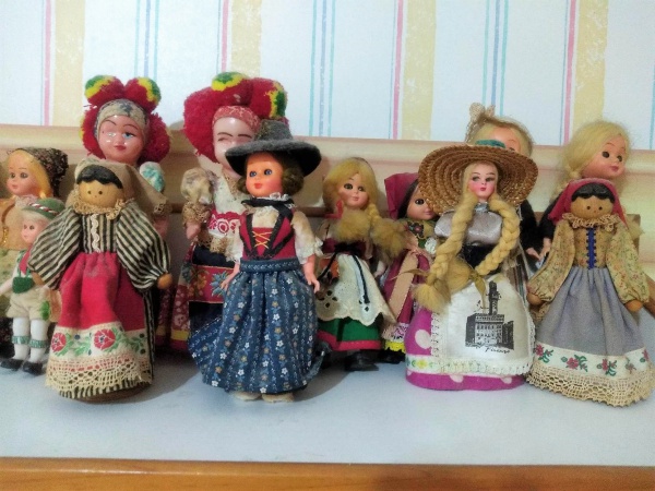 Par de bonecas antigas, com roupas, menor medida de 11