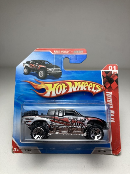 Toyota Baja Preta Hot Wheels Miniatura na escala 1/64.