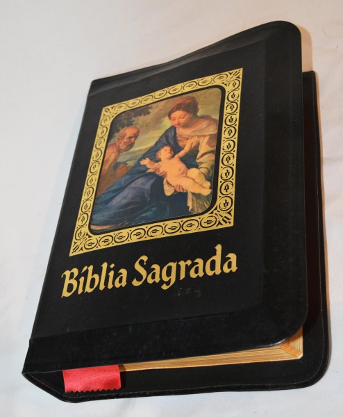Closeup De Uma Antiga Bíblia Sagrada Aberta Ao Famoso Livro De
