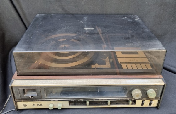 SANYO - Toca discos, modelo: GXT 4512K com duas caixas