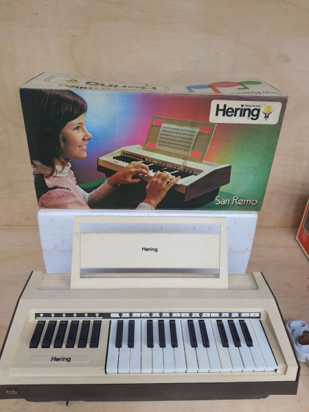 Anos 80 Piano De Brinquedo Hering Baby Na Caixa Nunca Usado!